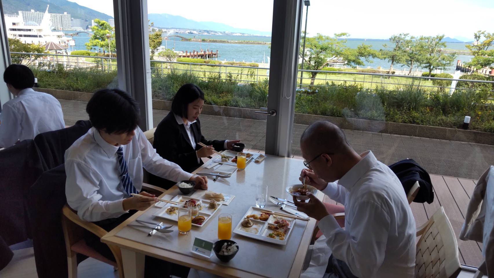 昼食会