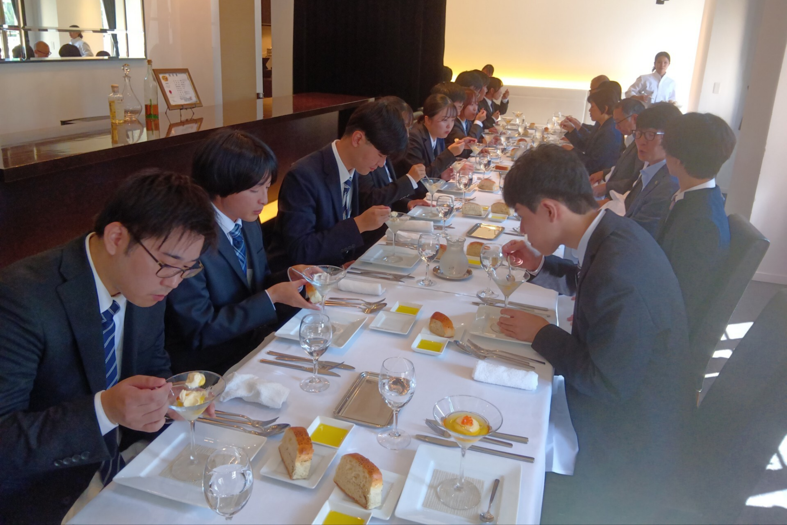 昼食を食べている様子